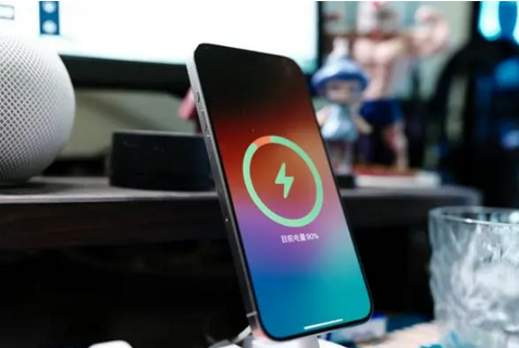 晋安苹果15换屏服务分享用什么充电器给iPhone15充电更好 